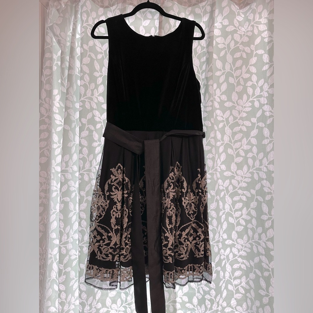 Roz & Ali Black and Gold Dress
